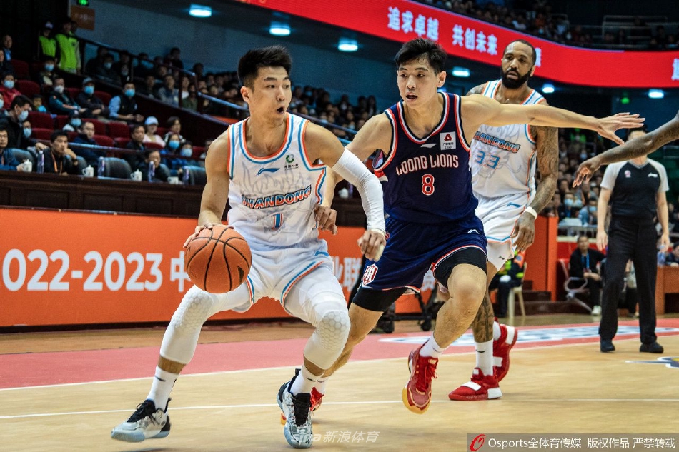 广州龙狮队核心后卫陈盈骏面对高诗岩的贴身紧逼，冷静地组织着球队的进攻，他的每一次运球和传球都撕扯着山东队的防线，尽显大将风范。