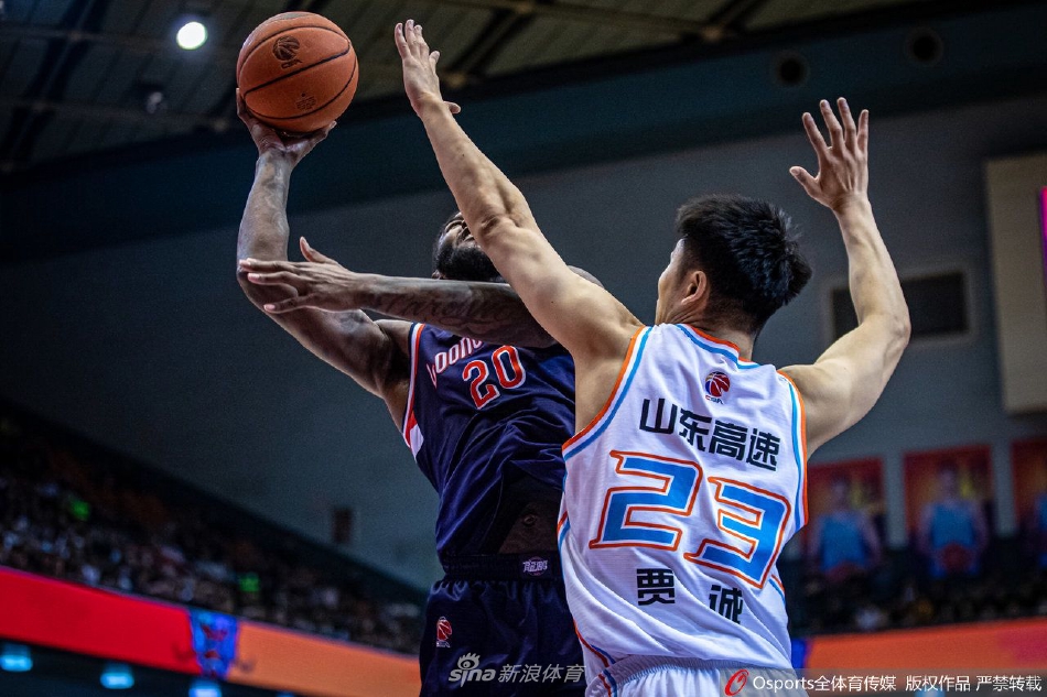 山东队主帅王晗在场边焦急地指挥着场上球员，紧锁的眉头和挥舞的手势透露出他对球队进攻不畅的无奈与焦急，现场的空气仿佛都凝固了。