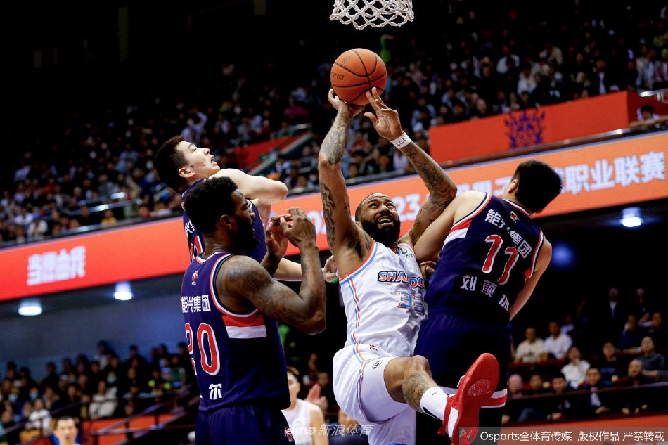 山东高速内线支柱陶汉林在对方多人围堵下奋力拼抢篮板，眼神中充满了不甘与渴望，他苦苦支撑着球队的内线，但独木难支。