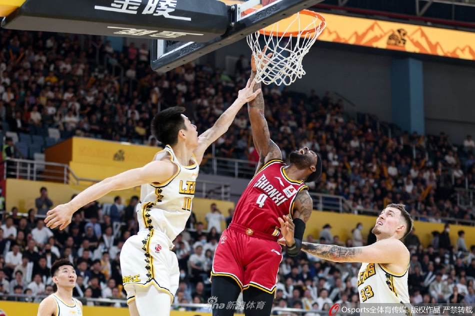 朱俊龙如同一道紫色闪电划破对手的防线,他眼神坚毅,无视面前的防守球员,以一往无前的气势强行突破上篮,展现出年轻球员的无限活力与担当。