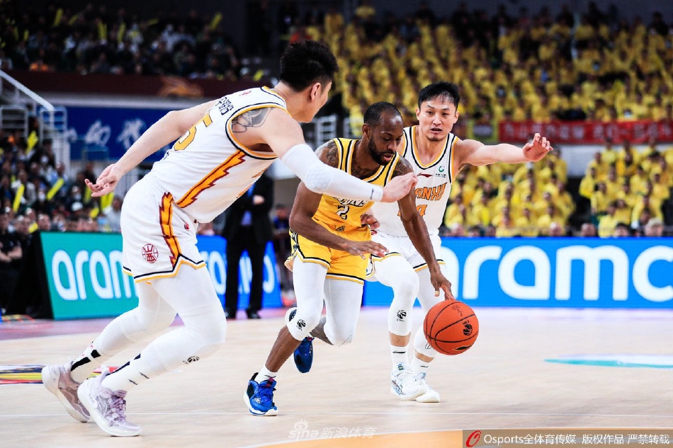 赵岩昊在空中滑翔挑篮，身体舒展如同飞鸟，防守球员虽已跳起封盖，却只能目送篮球从他的指尖轻柔落入网窝。