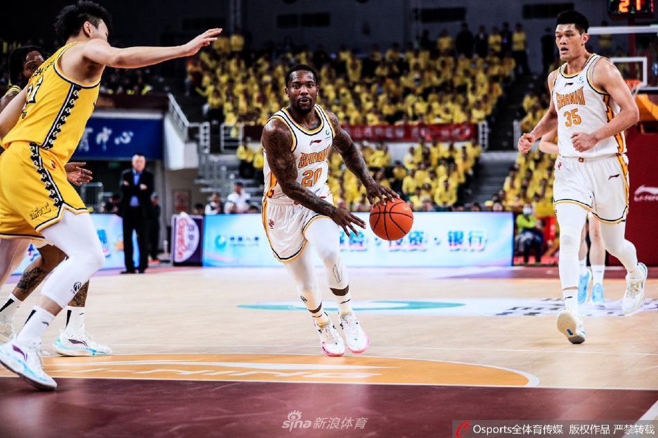 孙铭徽高高跃起单手劈扣，身体在空中形成一张拉满的弓，篮架下的摄影师们纷纷按下快门，捕捉这石破天惊的一刻。