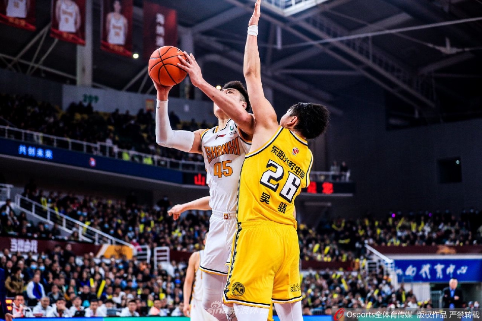 常林在篮下以一敌二，硬扛着防守人强行上篮，身体对抗的激烈程度从两人扭曲的肢体动作中展露无遗。