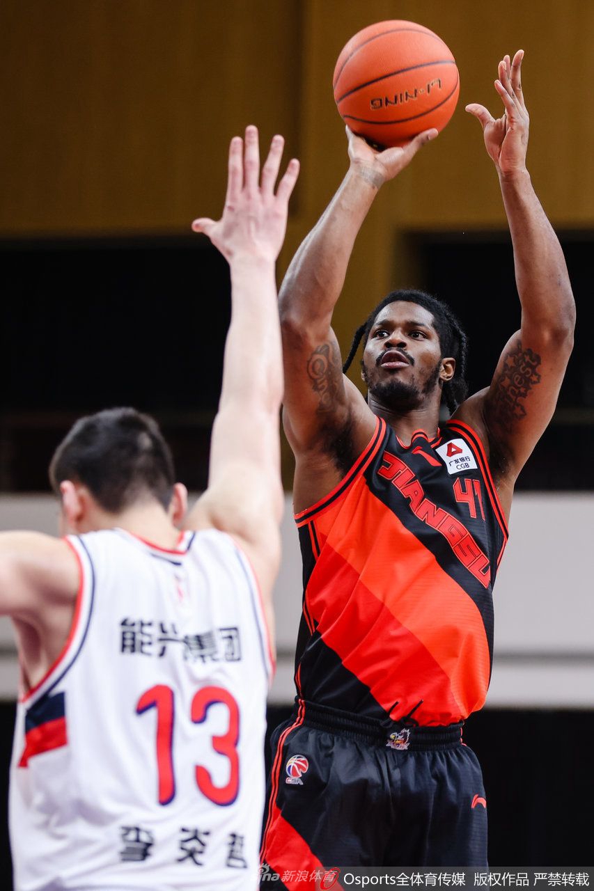 比赛结束后，广州龙狮队的球员们围成一圈，将手叠在一起激情怒吼，庆祝这场来之不易的大胜，团队氛围极佳。