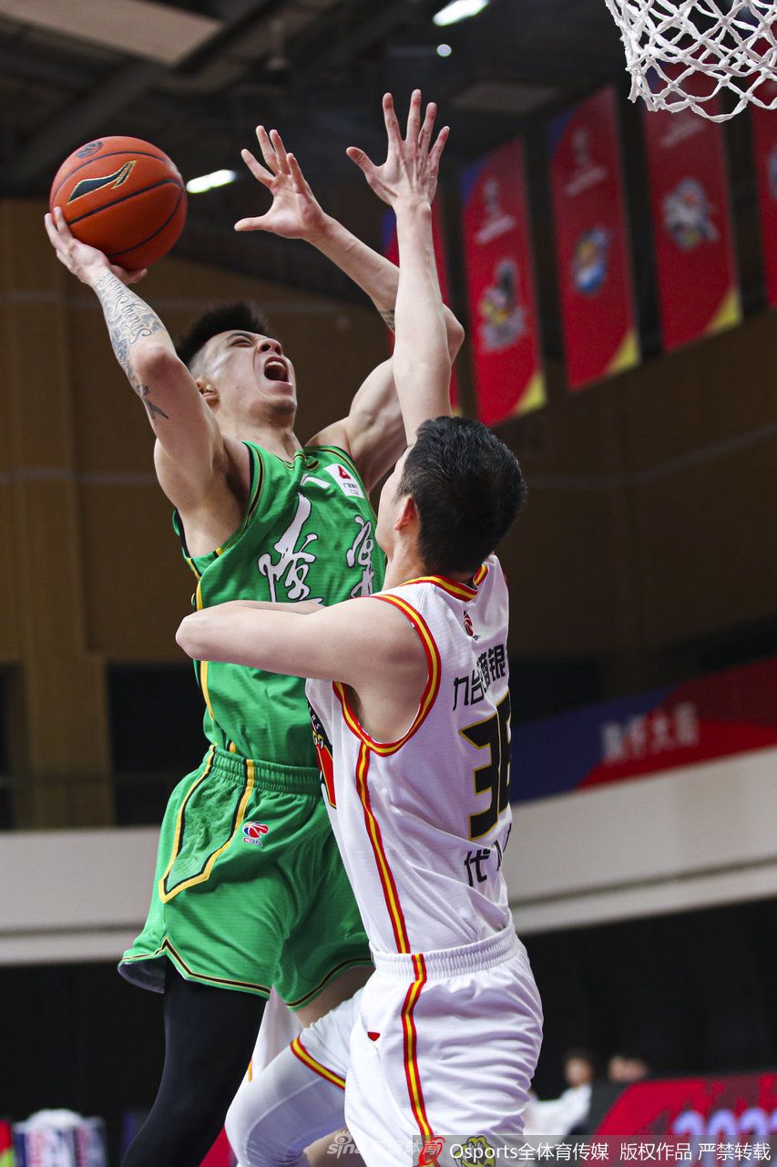 吉林球迷在看台上为球队的精彩表现忘情欢呼,虽然球队惜败,但他们依然是球队最坚实的后盾。