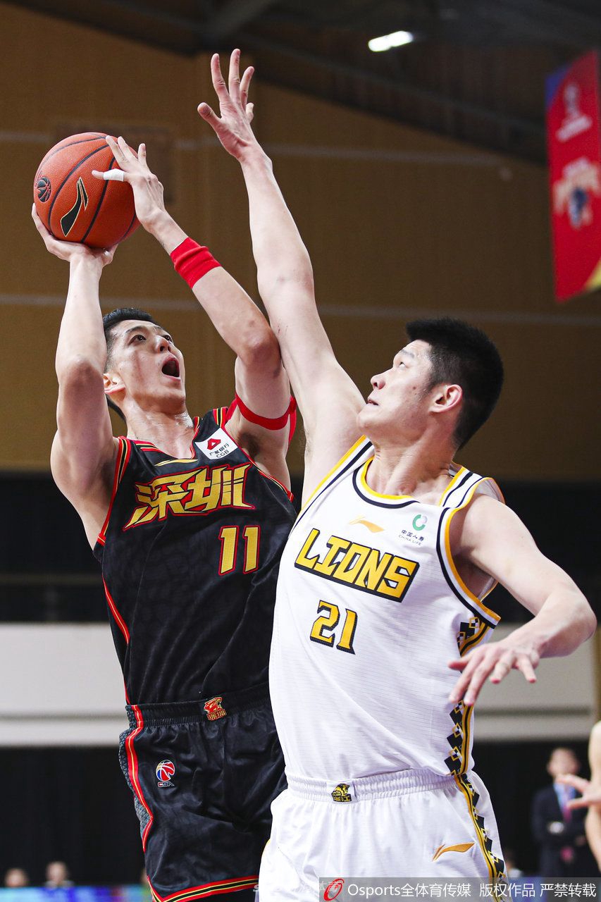 孙铭徽强行突破，遭遇深圳队两人包夹防守，他依然奋力将球抛向篮筐，展现出极强的个人攻击欲望。