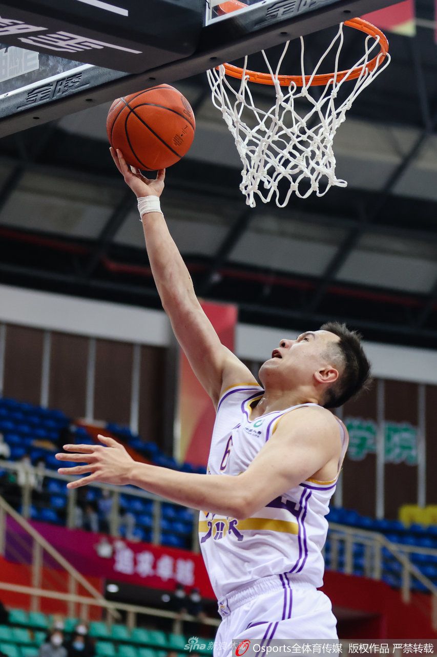 首钢老将方硕运球穿越半场,面对北控防守悍将的贴身紧逼,他沉着冷静地指挥队友跑位,尽显核心后卫风采