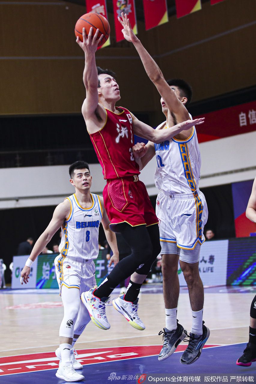 浙江核心吴前运球突破首钢防线，眼神坚定如炬，仿佛在寻找着撕破对手防守的那唯一缝隙。