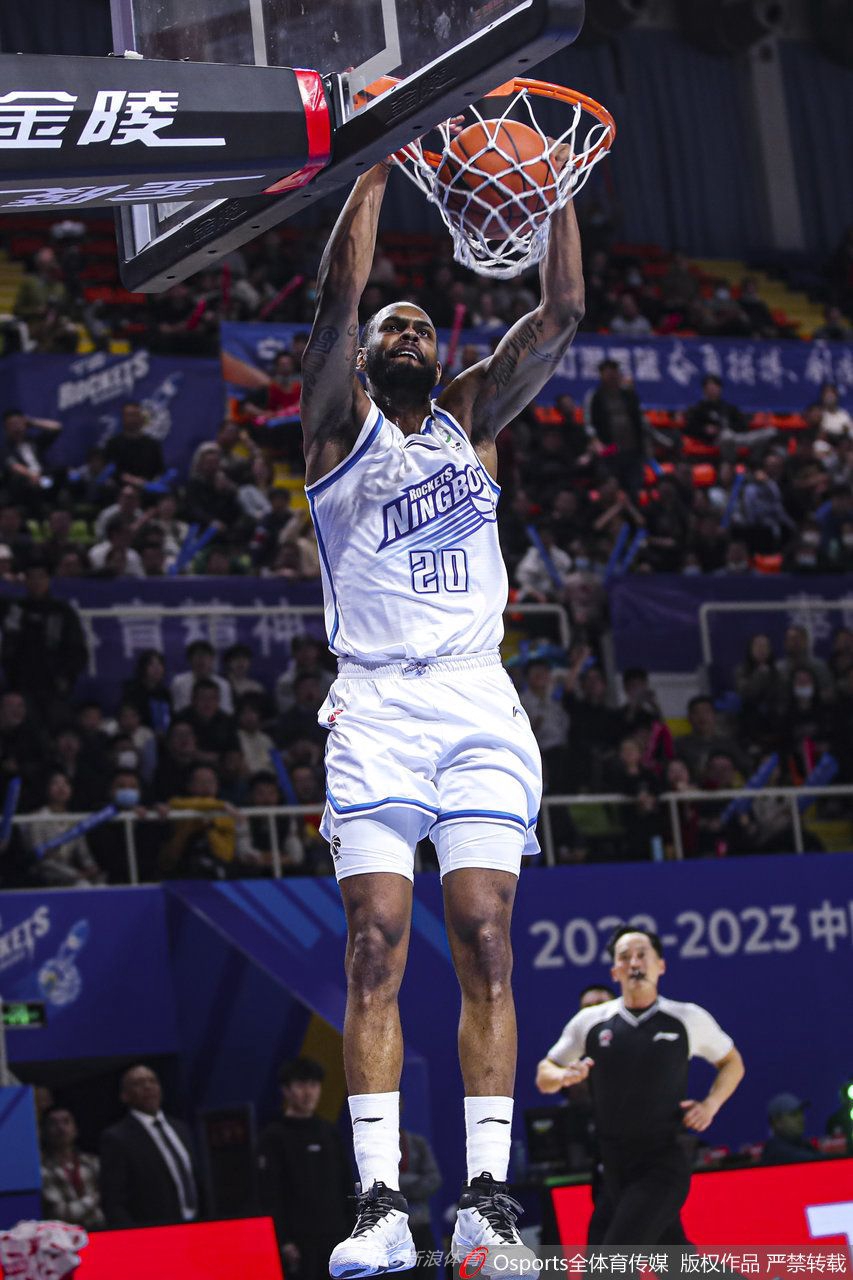 比赛结束后,福建浔兴队员围成一圈激情庆祝这场来之不易的客场胜利