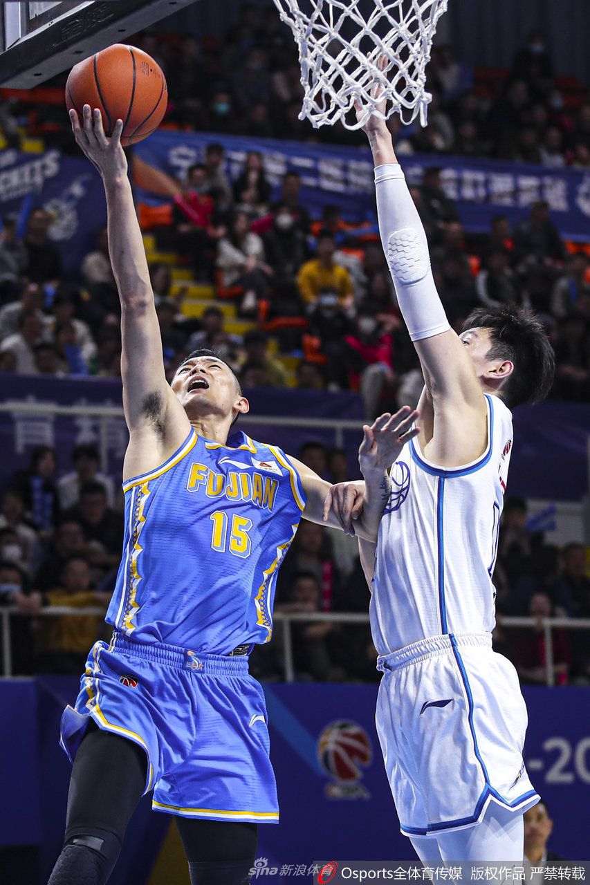 福建队队长陈林坚外线持球,面对防守人干拔三分,皮球在空中划过一道完美的弧线直坠网窝