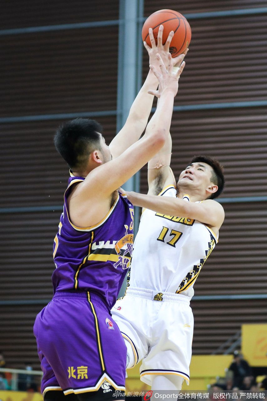 浙江东阳光核心后卫孙铭徽与北京控股内线悍将邹雨宸狭路相逢，孙铭徽利用出色的运球节奏，试图从邹雨宸身侧突破，对抗激烈。