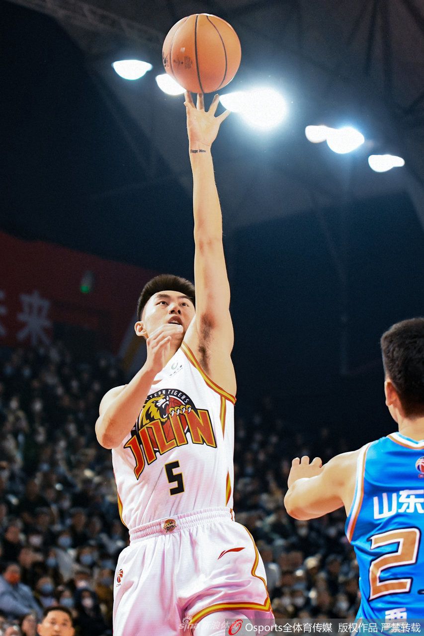 暂停期间，吉林九台农商银行队的教练组将球员们围在中间，主教练正拿着战术板急切地布置着战术，球员们神情专注，渴望稳住局势。