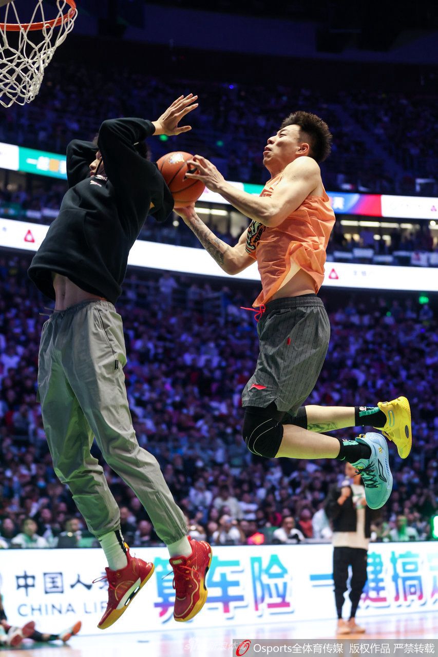 在万众瞩目之下，杨浩完成空中转体单手暴扣，他的身体在空中完全展开，与篮筐形成极具冲击力的对角线构图。