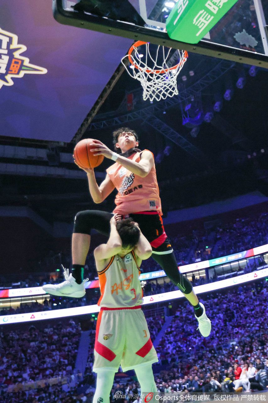 夺冠后的杨浩被记者团团围住，他手持奖杯，脸上洋溢着少年特有的骄傲与腼腆，眼神里满是对未来的憧憬。