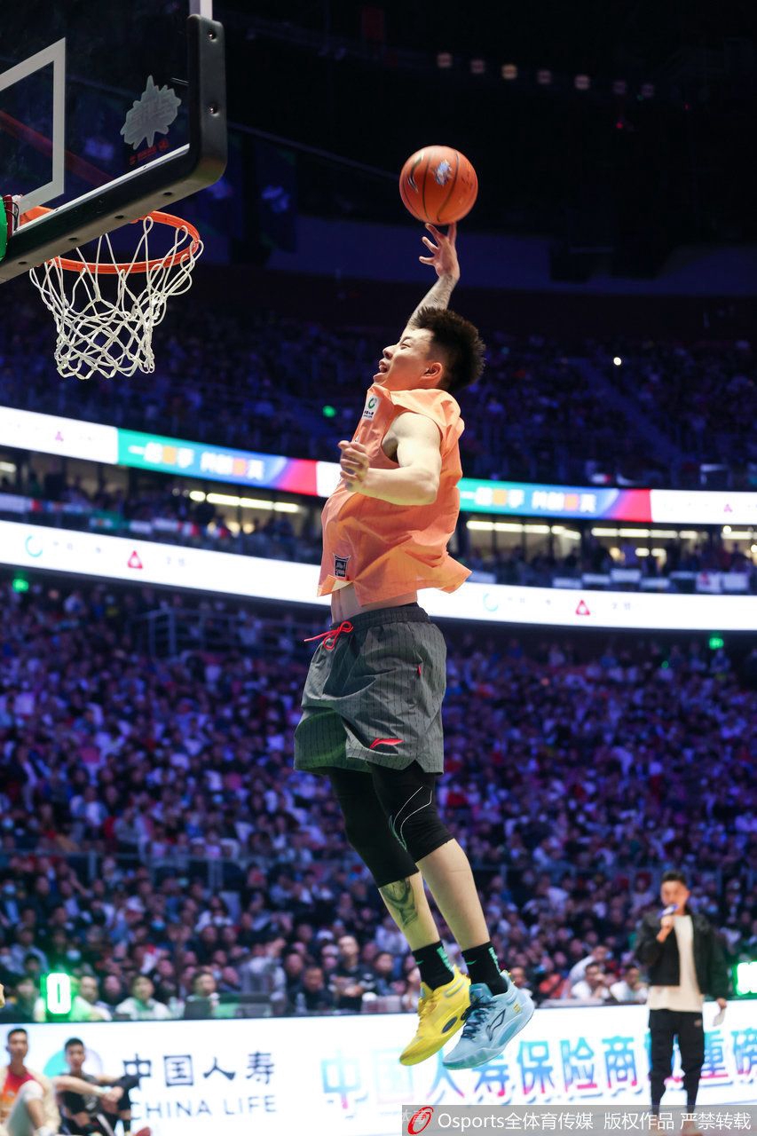 赛后杨浩高举冠军奖杯，脸上挂着自信的微笑，胸前的奖牌在闪光灯下熠熠生辉，这一刻他为自己正名。