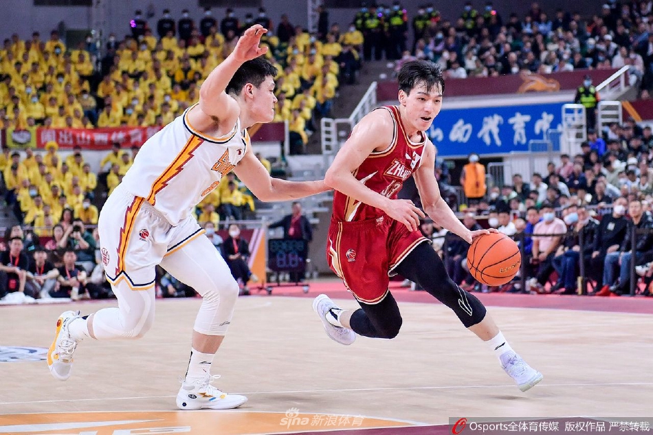 山西队内线葛昭宝在浙江队的重重包围之下，高高跃起摘下进攻篮板，展现了他篮下强大的统治力和本场比赛末节率队反扑的强硬决心。