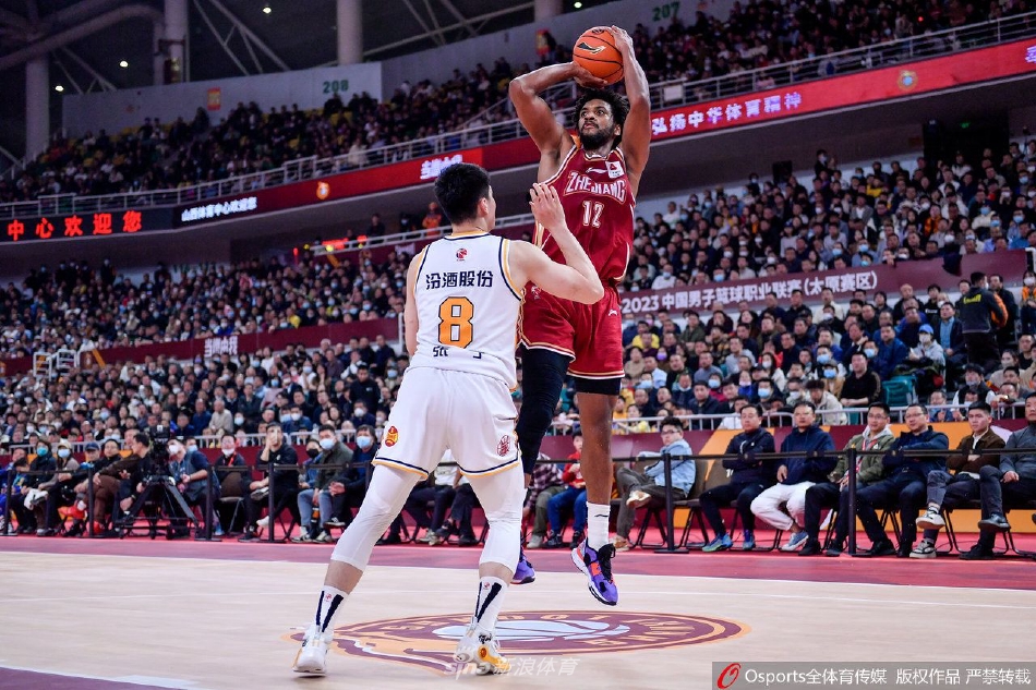 山西射手原帅外线果断出手，篮球在空中划出一道完美的彩虹弧线，精准地穿心而过，这是他为球队续命的关键一击，也是全队末节反扑的号角。