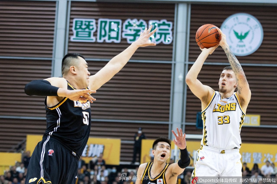 弗格在赵岩昊的贴身紧逼下强行突破，他压低重心，篮球仿佛黏在手上，两人脚步交错，在地板上划出激烈的攻防轨迹。