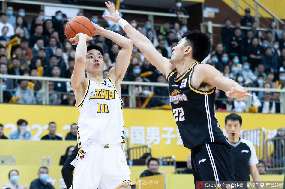 终场哨响，拼尽全力的孙铭徽俯身拉起倒地喘息的赵继伟，两只布满汗渍的手紧紧握在一起，胜负之外是英雄间的惺惺相惜。