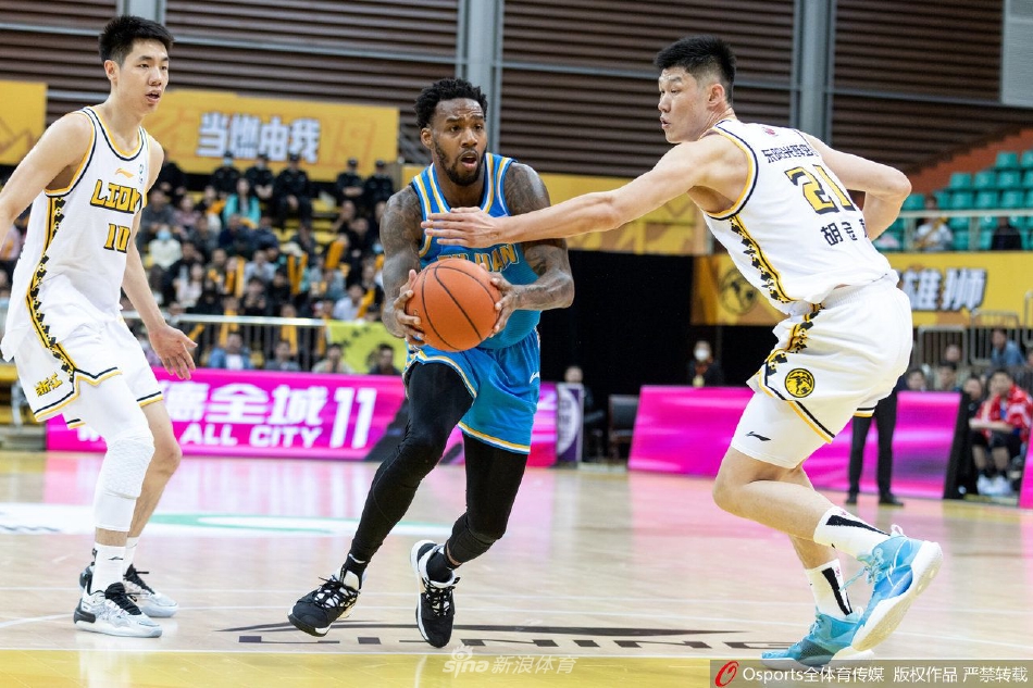 命中绝平三分的浙江队核心孙铭徽仰天长啸，激情挥拳，整个主场都被他的霸气庆祝所点燃。