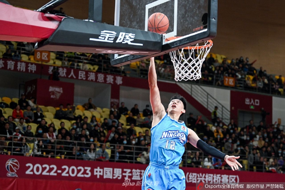 浙江队年轻后卫程帅澎在三分线外自信出手，篮球应声入网，他紧握拳头，眼神中透露出杀手本色，队友们也为他精彩的进球欢呼。