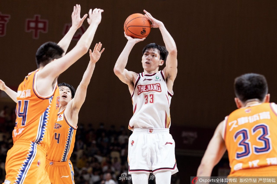 浙江队的核心后卫吴前在对方两人严密包夹下，依旧面无惧色，他压低重心，奋力运球突破，眼神中透露出不服输的坚毅与杀气。