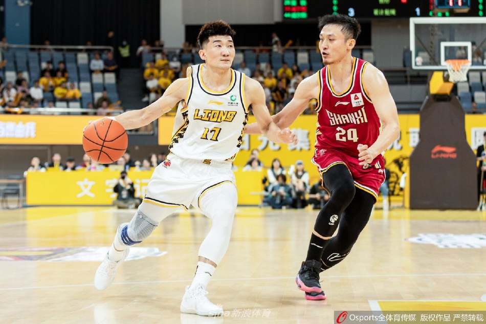 赛后,浙江东阳光的全体球员围成一圈,肩并肩手搭手,齐声高呼庆祝这场来之不易的季后赛首胜。灯光聚焦在他们身上,汗水闪耀着团结一心的光芒。