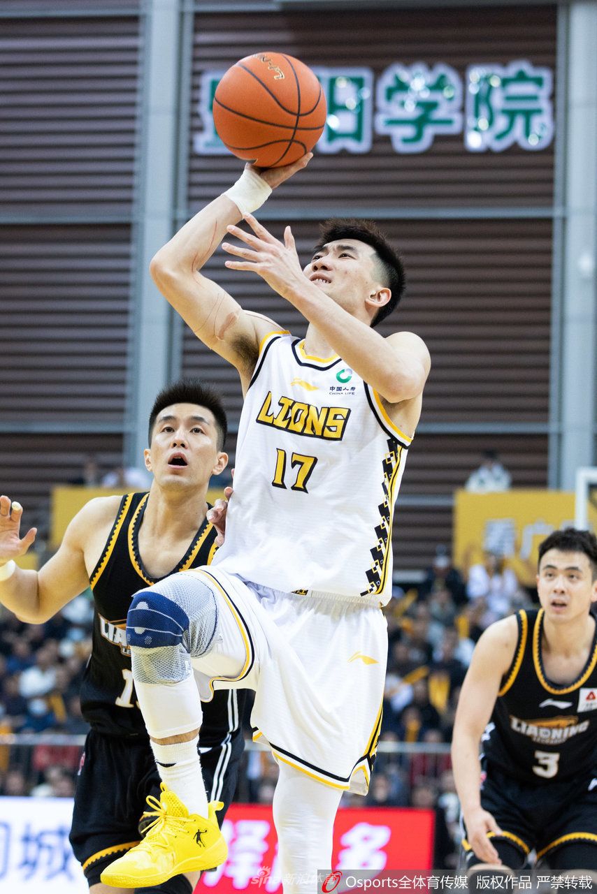 孙铭徽高高跃起，在空中略微后仰，篮球从他的指尖轻柔拨出，划过一道彩虹般的弧线，直穿篮心，那一刻他眼中只有篮筐。