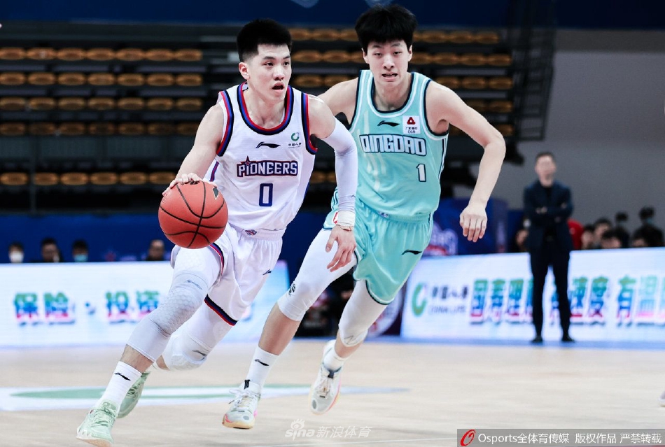 天津队主帅张庆鹏在场边专注地指挥比赛，他眼神坚定，手势明确，仿佛一位运筹帷幄的将军在调兵遣将。