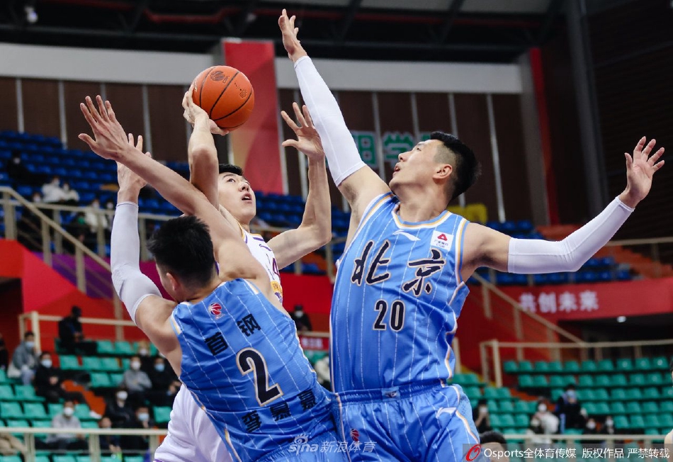 比赛结束后,北京首钢全队球员围聚在场地中央,大家将手叠在一起高声呐喊,庆祝这场来之不易的德比胜利,团结一心的画面令人振奋