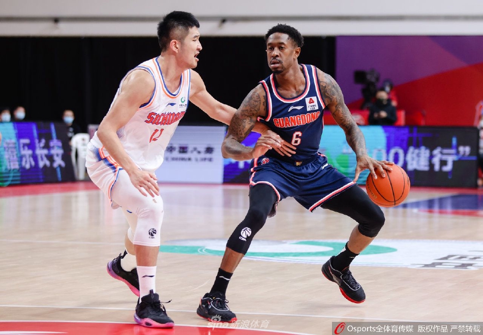 广东男篮队员在场上防守时积极沟通,大家步调一致形成坚固的团队防线,展现出宏远军团出色的防守默契