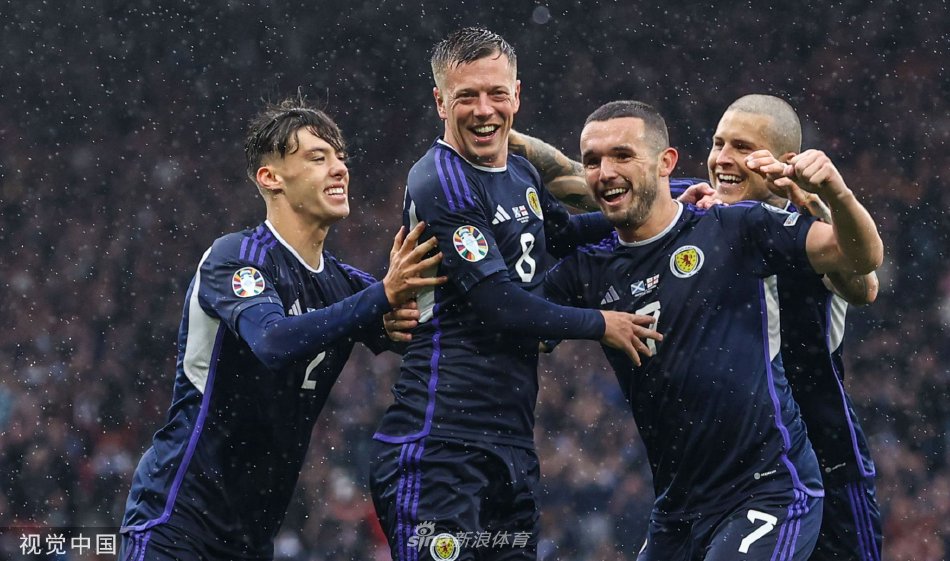 暴雨如注的汉普顿公园球场，球员们在积水的草皮上奋力拼抢，足球划过空中溅起一片水花。