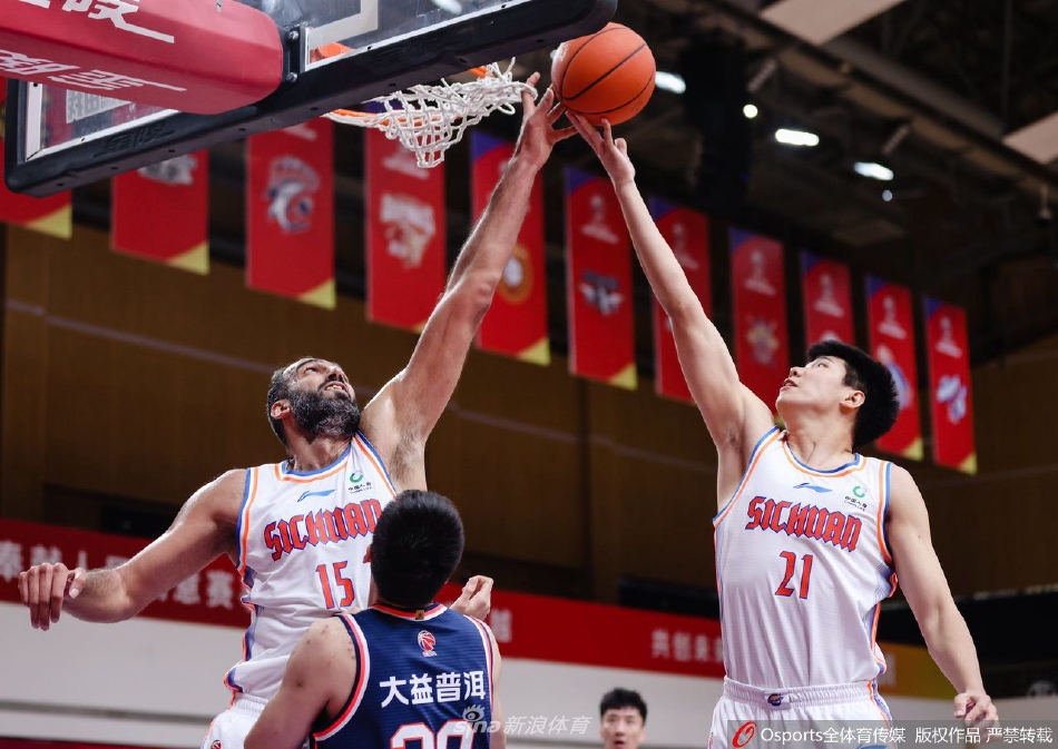 广东队球员胡明轩快速运球推进至前场,面对四川队两人的包夹防守,他压低重心准备突破,眼神中透露出坚决与果敢