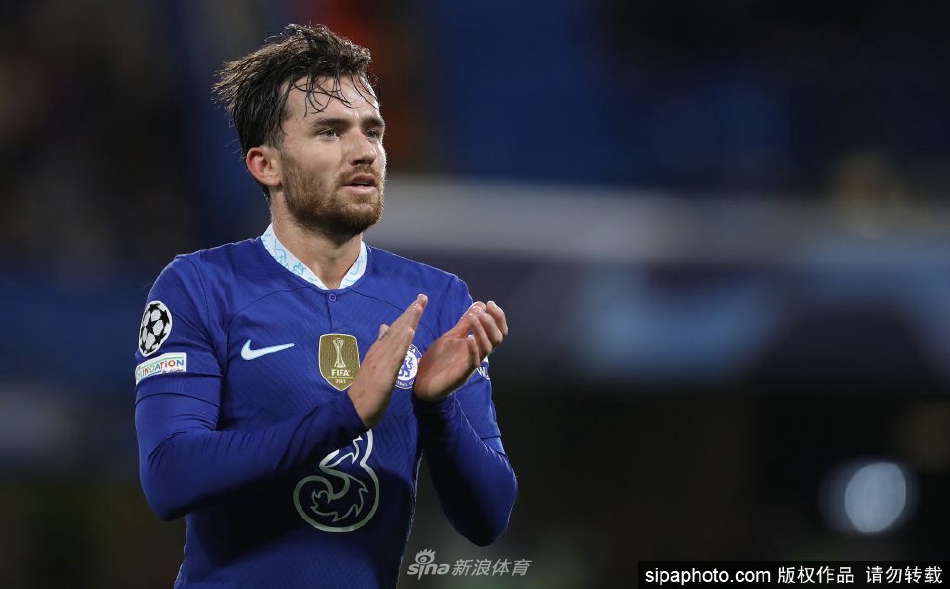 奇尔维尔在训练中专注投入，眼神坚定望向前方，仿佛在憧憬未来