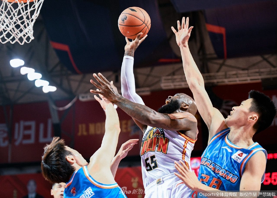 山东高速队外援吉伦沃特在吉林内线球员的长臂干扰下，依然强硬出手投篮，展现了出色的个人进攻能力和强大的核心力量。