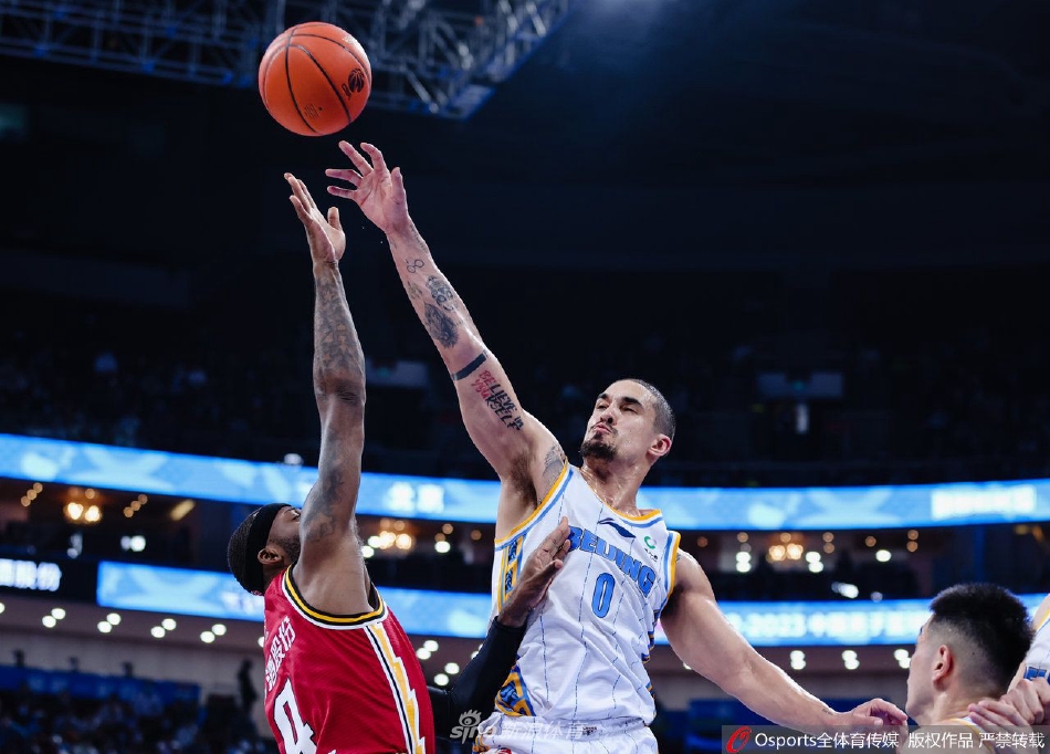 这场荡气回肠的京城对决，最终以北京首钢队的绝杀而告终。记分牌上的105-103定格了这场经典的比赛，也预示着本赛季CBA季后赛争夺的残酷与精彩才刚刚开始。