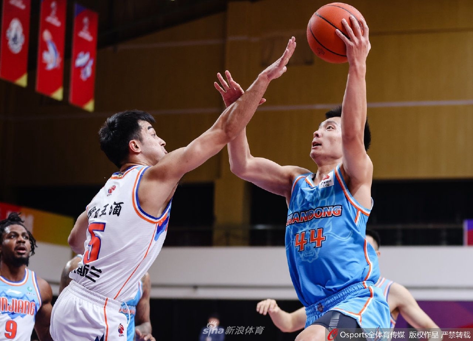 贾诚高高跃起，完成一记势大力沉的单手劈扣，整个球馆仿佛都为之震动，防守球员只能望球兴叹，这一扣也彻底点燃了山东队的替补席。