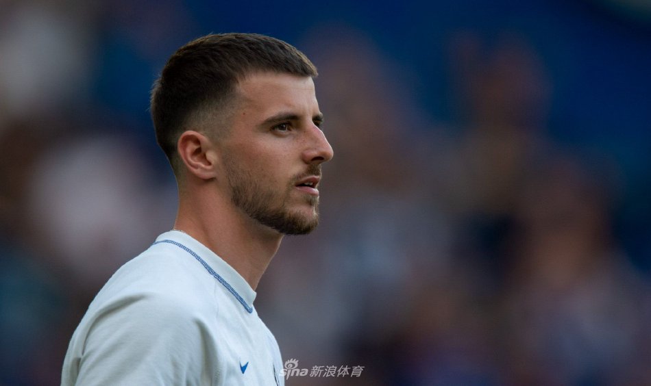 芒特站在老特拉福德球场的草地上环顾宏伟看台，梦想着未来在此为曼联球迷奉献精彩比赛