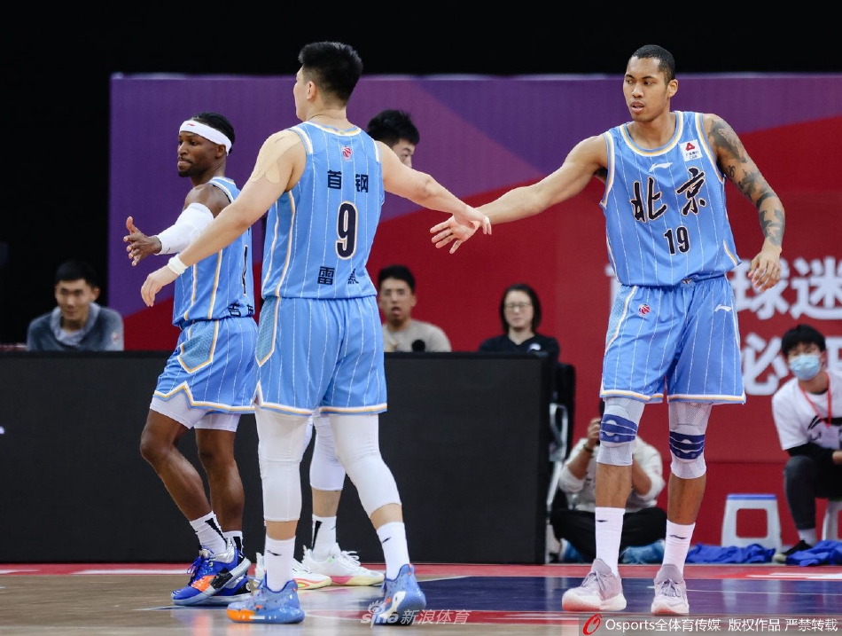 北控外援高登在失去平衡的情况下,依然在空中顽强地将球抛出,整个人摔倒在地,拼搏精神令人动容