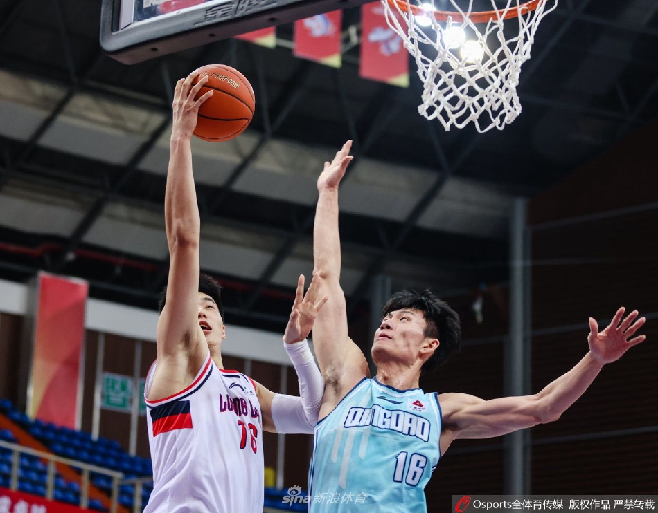 赵嘉义命中三分后紧握双拳,嘴角扬起自信的微笑,队友们纷纷冲过来与他激情撞胸庆祝