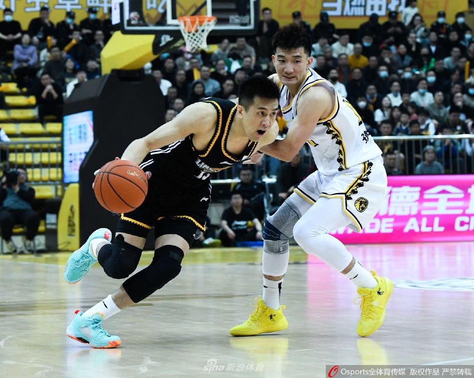 篮筐下，莫兰德如同直升机般升空，双手将球砸进篮筐，他的肌肉线条在镁光灯下绷紧，整个球馆都为这记势大力沉的扣篮而颤抖。