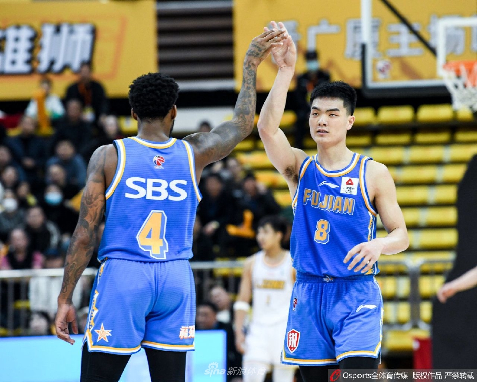 比赛结束后，浙江东阳光的球员们忘情庆祝，从胡金秋的笑容到角色球员的击掌，每一帧都定格了团队胜利的喜悦。