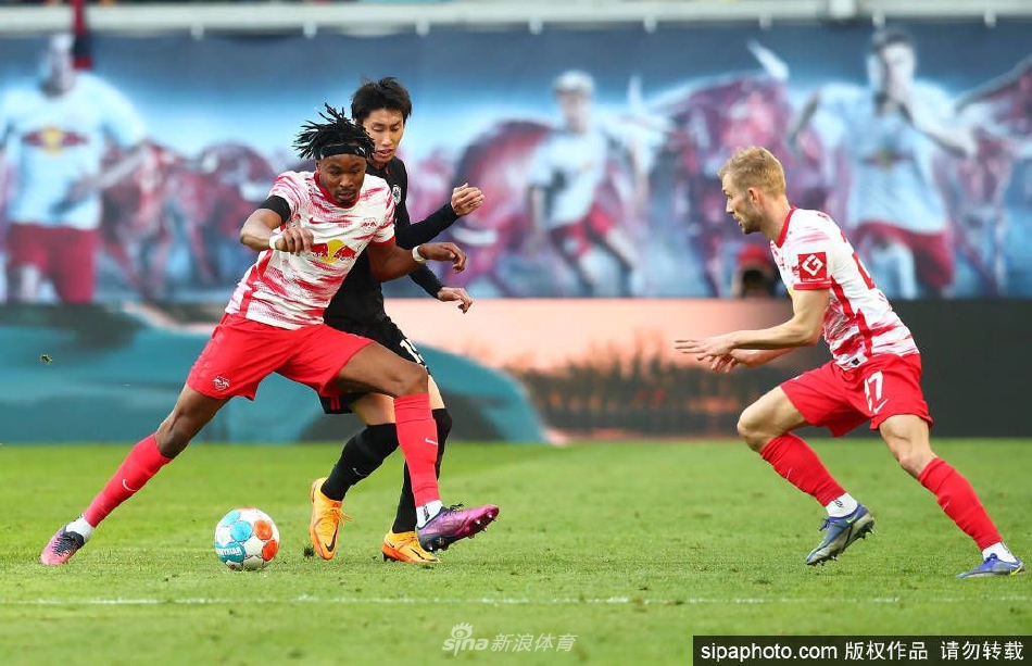 续约仪式后，西马坎在红牛竞技场的草皮上独自漫步，背影融入球场灯光，仿佛在思考即将开启的新篇章。