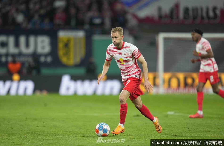 手术后的莱默尔在医疗室进行恢复性训练，神情专注而坚定