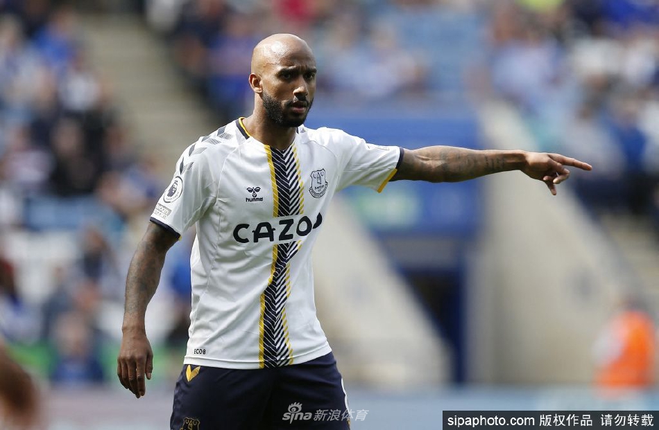 德尔夫身穿英格兰国家队白色战袍，在赛场上带球推进，神情专注而坚定，象征着他对国家荣誉的追求