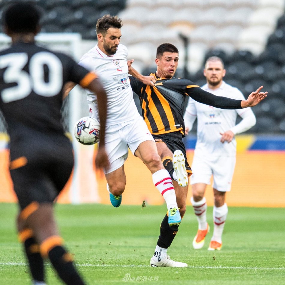 赫尔城球员庆祝进球，年轻前锋威尔·贾维斯张开双臂奔跑，脸上洋溢着激动与喜悦