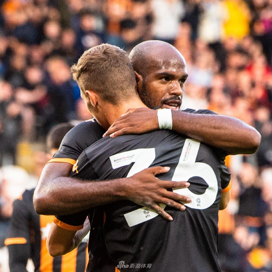 比赛结束后，双方球员相互致意并交换球衣，体现了友谊赛交流与竞争并存的精神