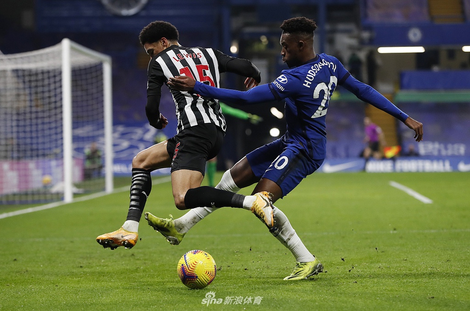 边路快马奥多伊在右路衔枚疾走，他的突破如匕首般锋利，一次次撕开纽卡的防线，为球队的进攻注入了源源不断的活力。