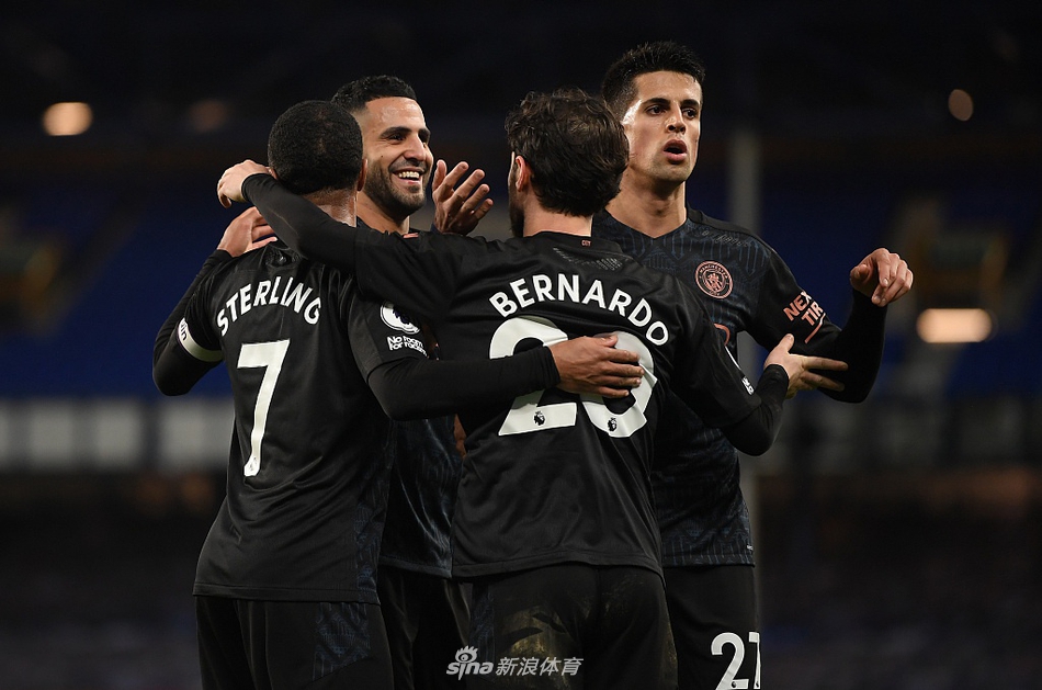 伤愈归队的德布劳内替补登场，他眼神中透着坚定与渴望，蓝月亮的进攻核心正式归来，为接下来的硬仗增添了重要砝码。