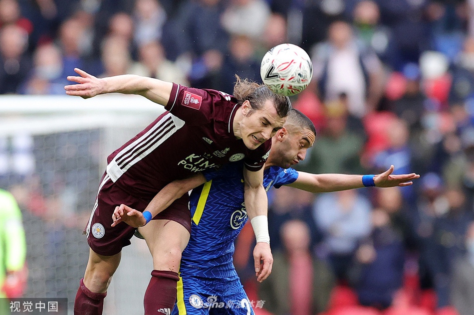 蒂莱曼斯在禁区弧顶拔脚怒射，皮球如出膛炮弹般直挂球门死角，切尔西门将凯帕虽奋力舒展身体，却也只能望球兴叹。